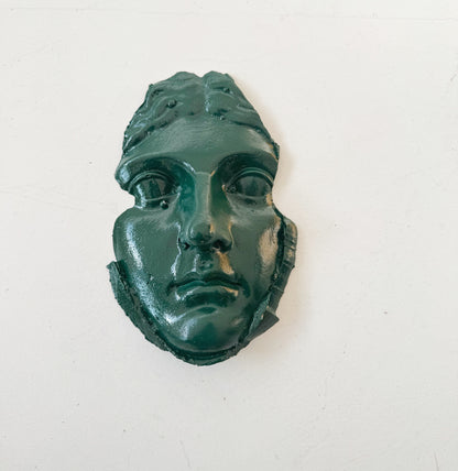 Un frammento di gesso raffigurante un volto femminile