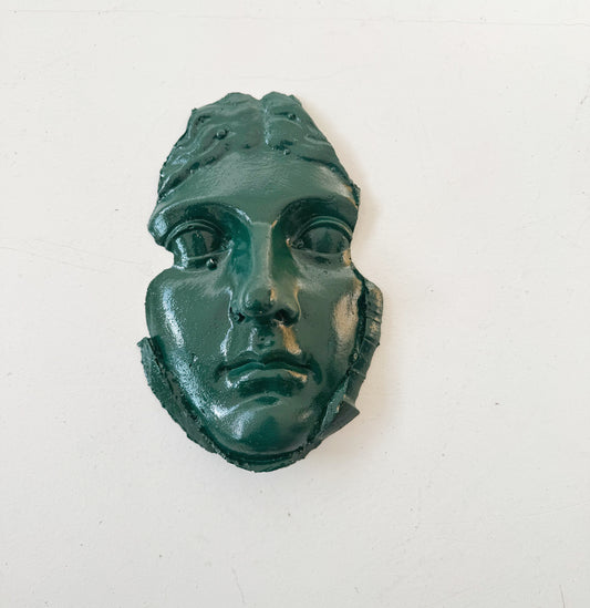 Un frammento di gesso raffigurante un volto femminile