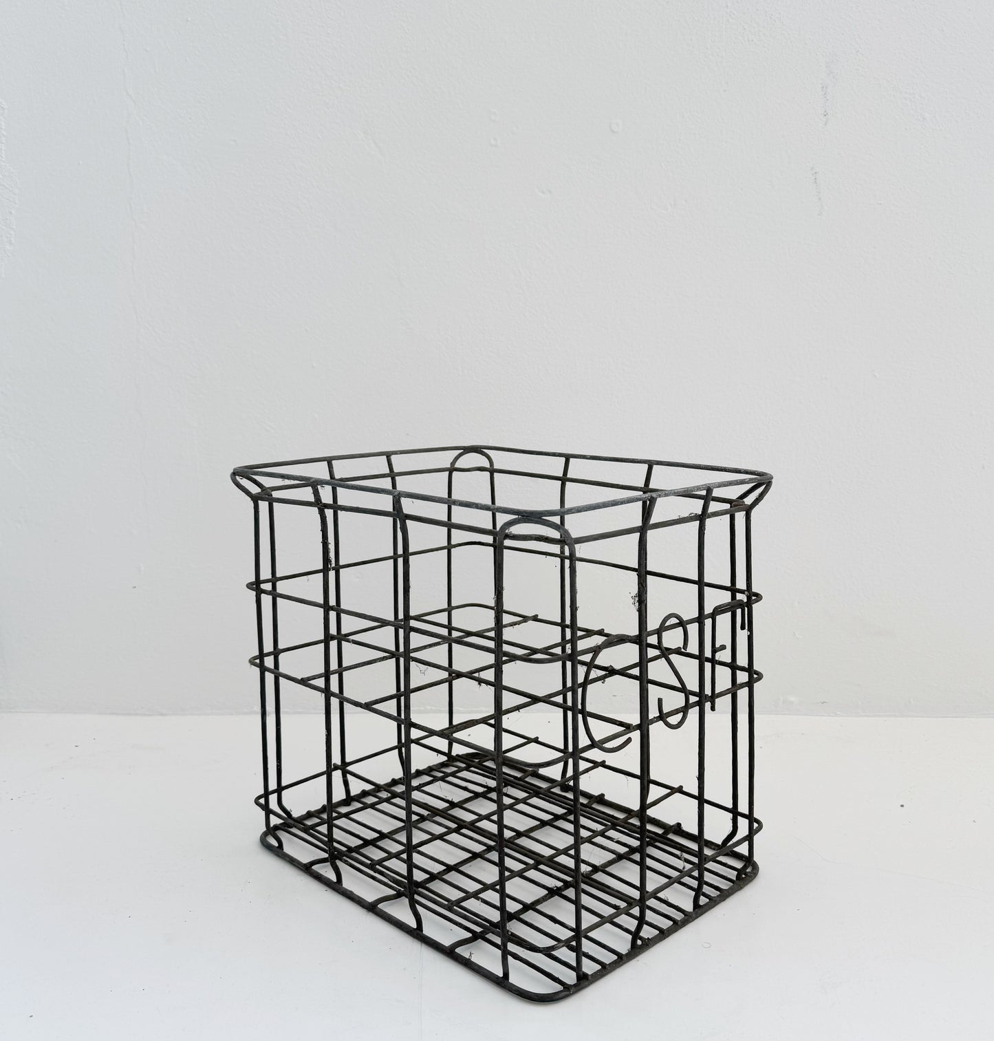 Metal grid bottle holder