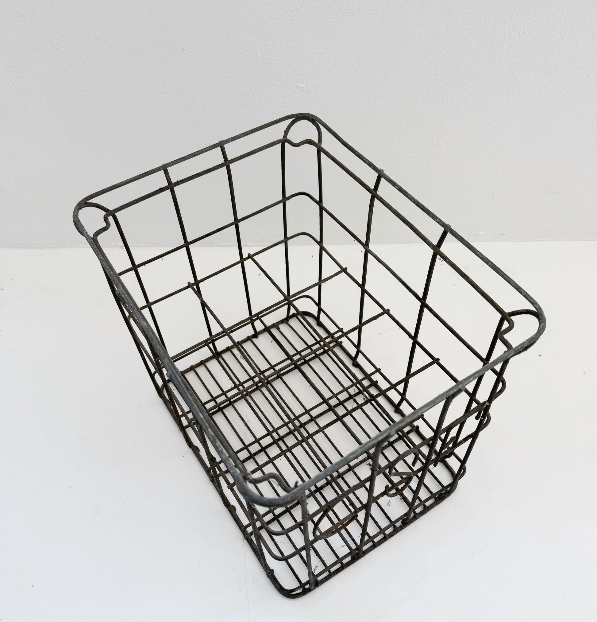 Metal grid bottle holder