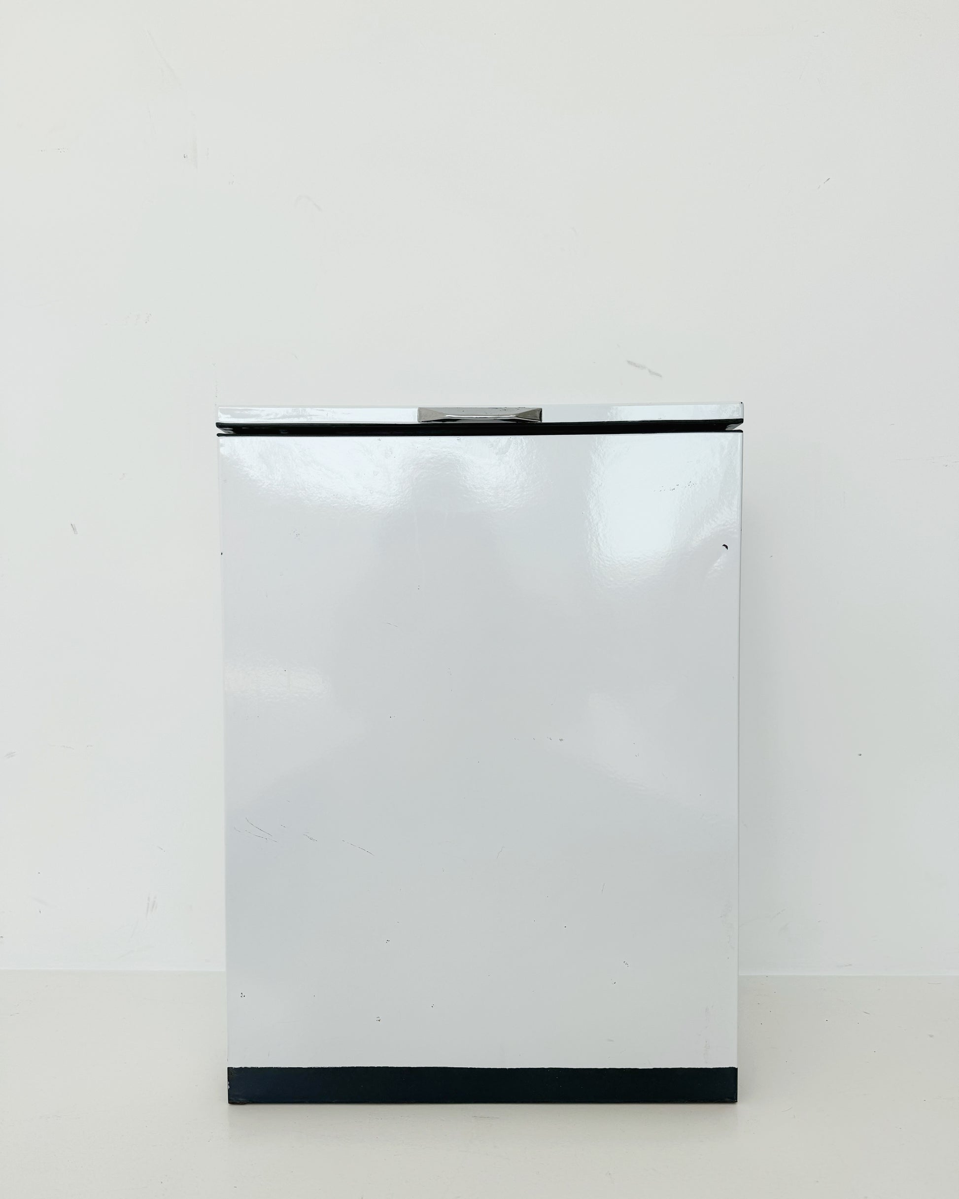 White enameled metal laundry basket – 1960s/1970s