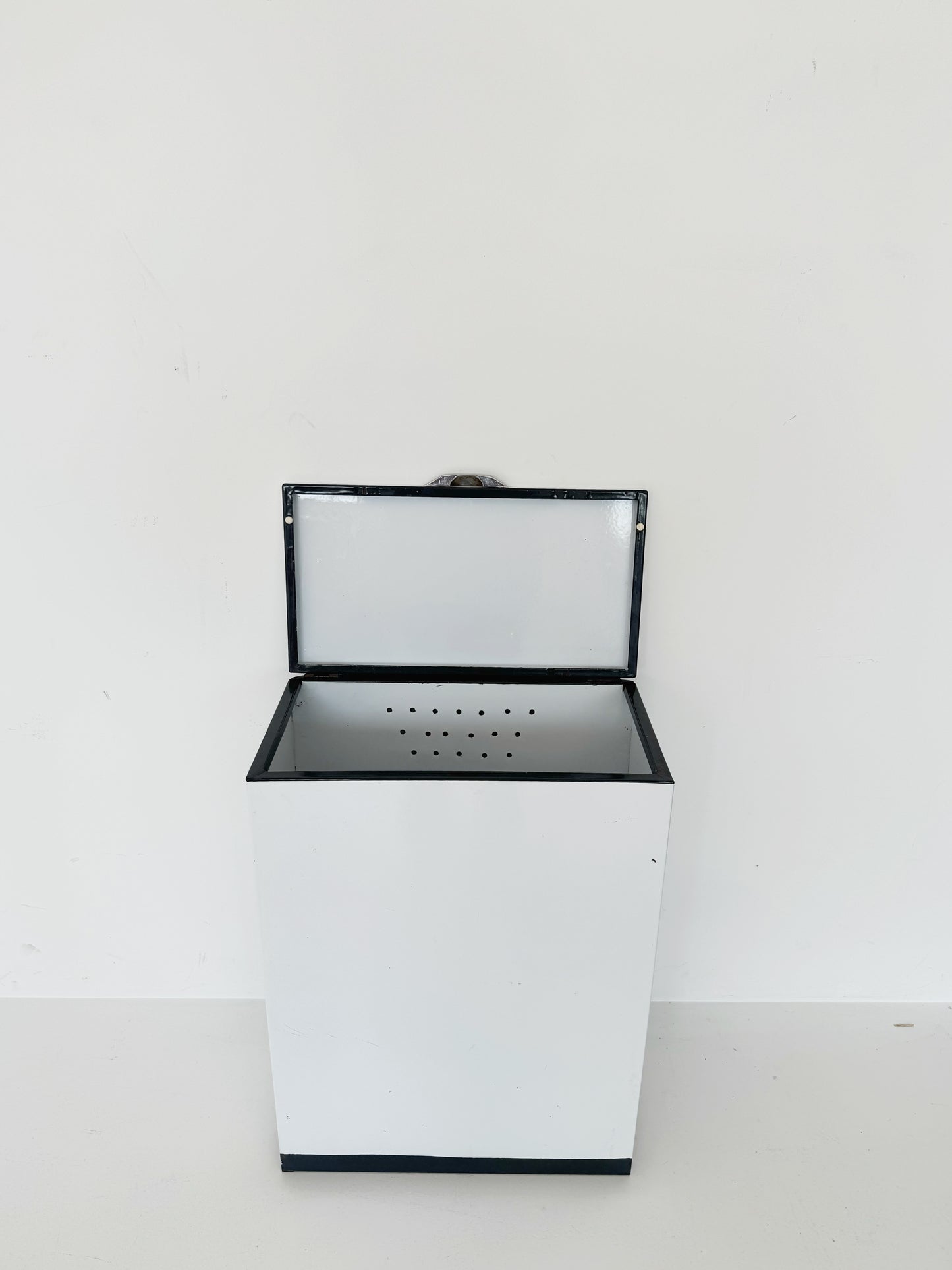 White enameled metal laundry basket – 1960s/1970s