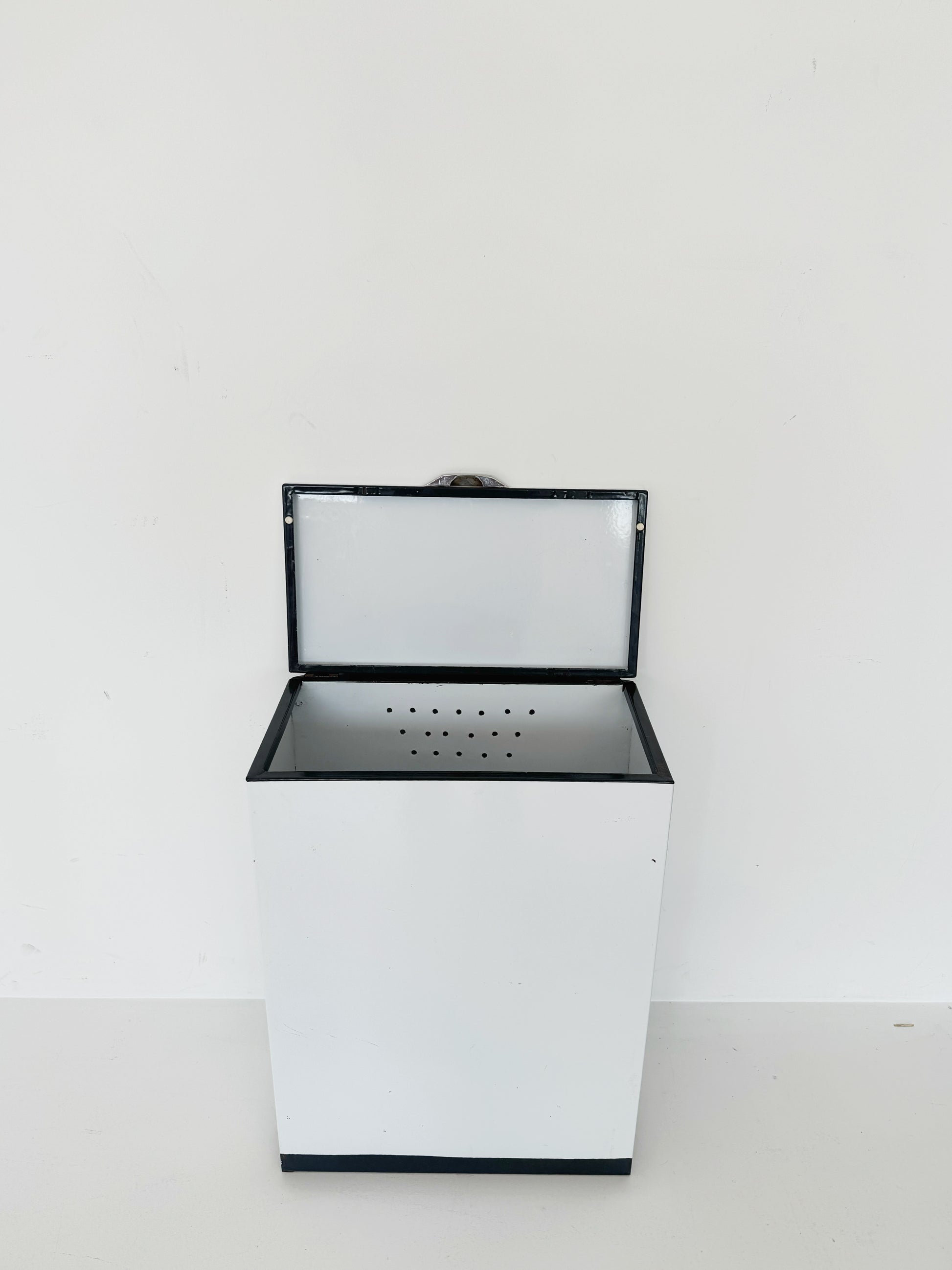 White enameled metal laundry basket – 1960s/1970s
