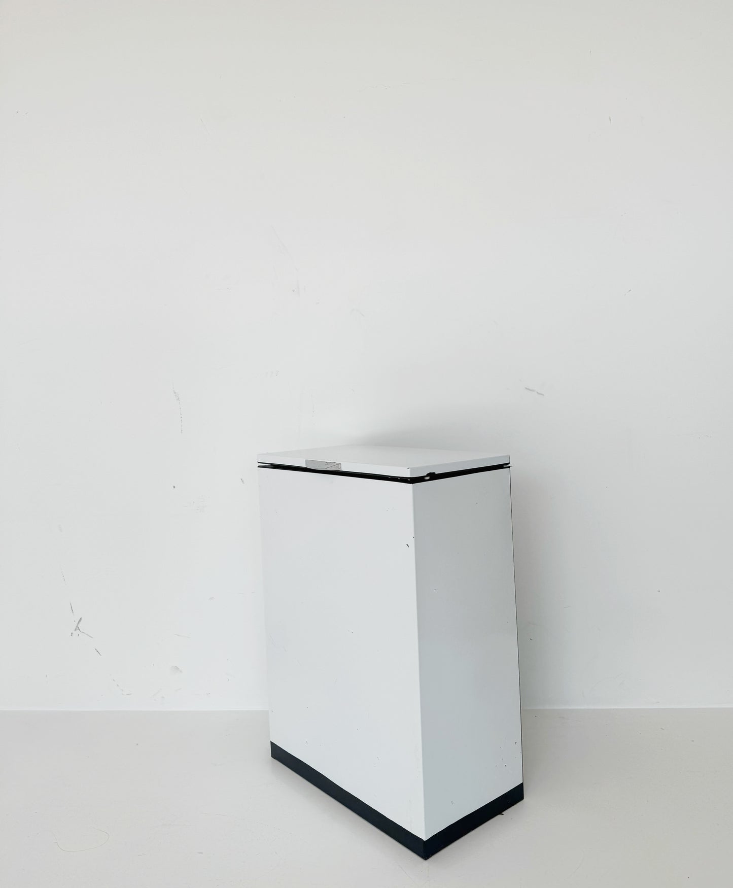 White enameled metal laundry basket – 1960s/1970s