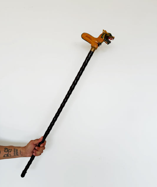Bastone vintage marrone con drago decorativo