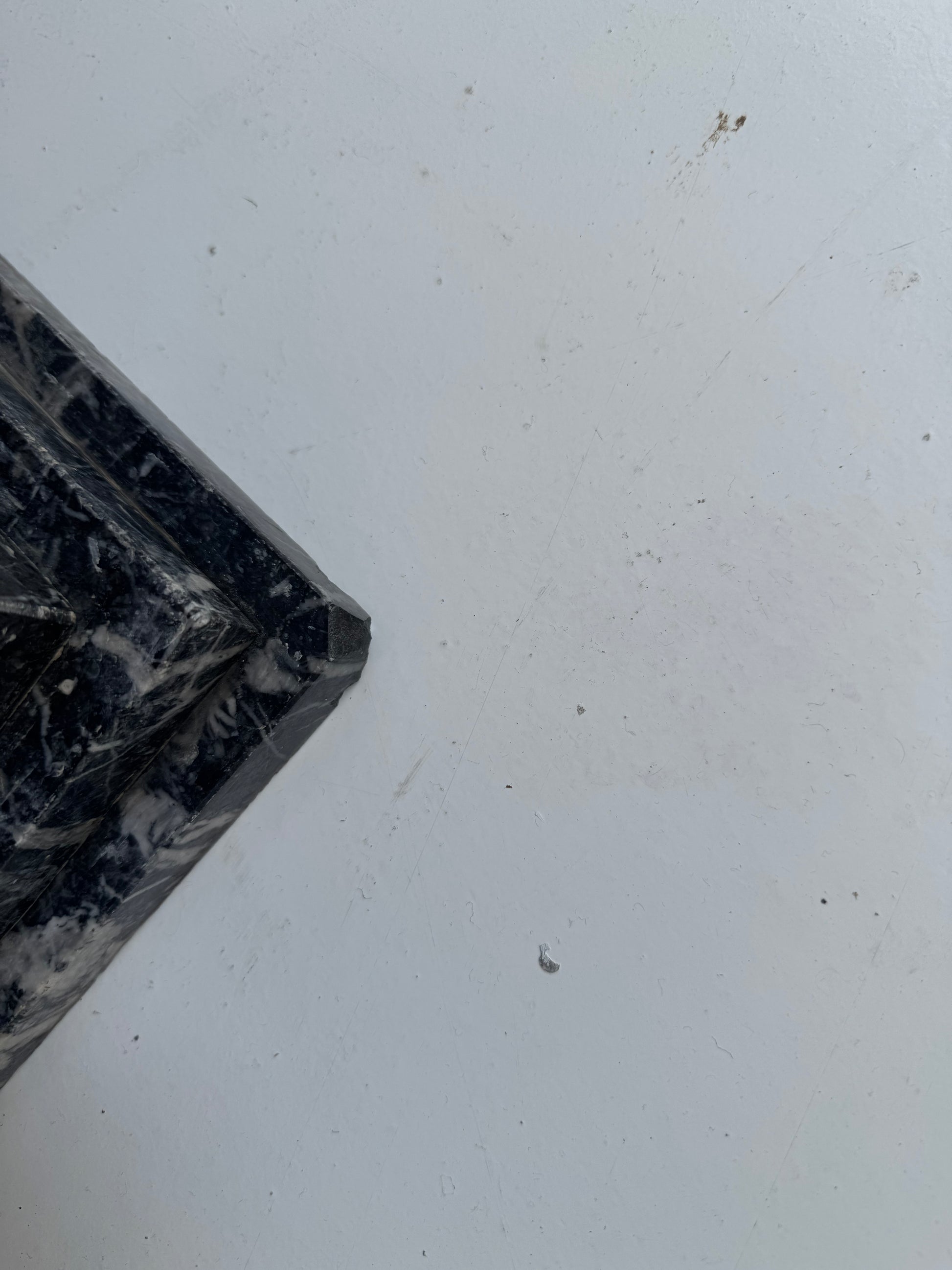 Alzatina in marmo venato nero