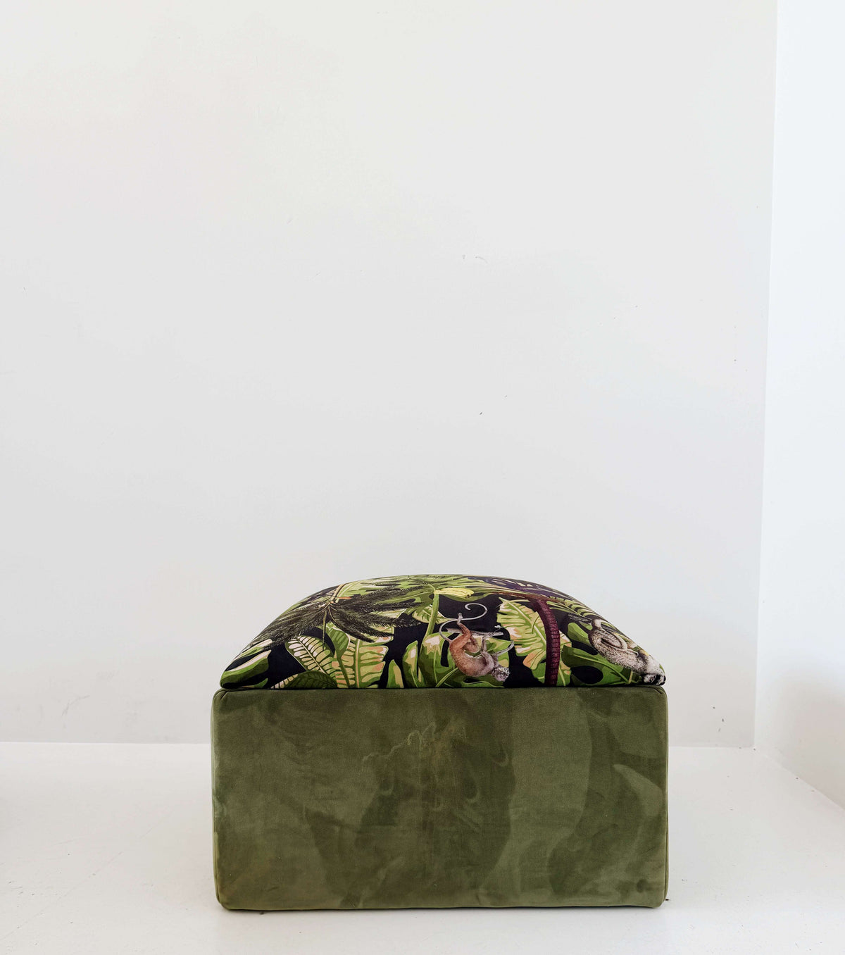 Green pouf with a jungle pattern