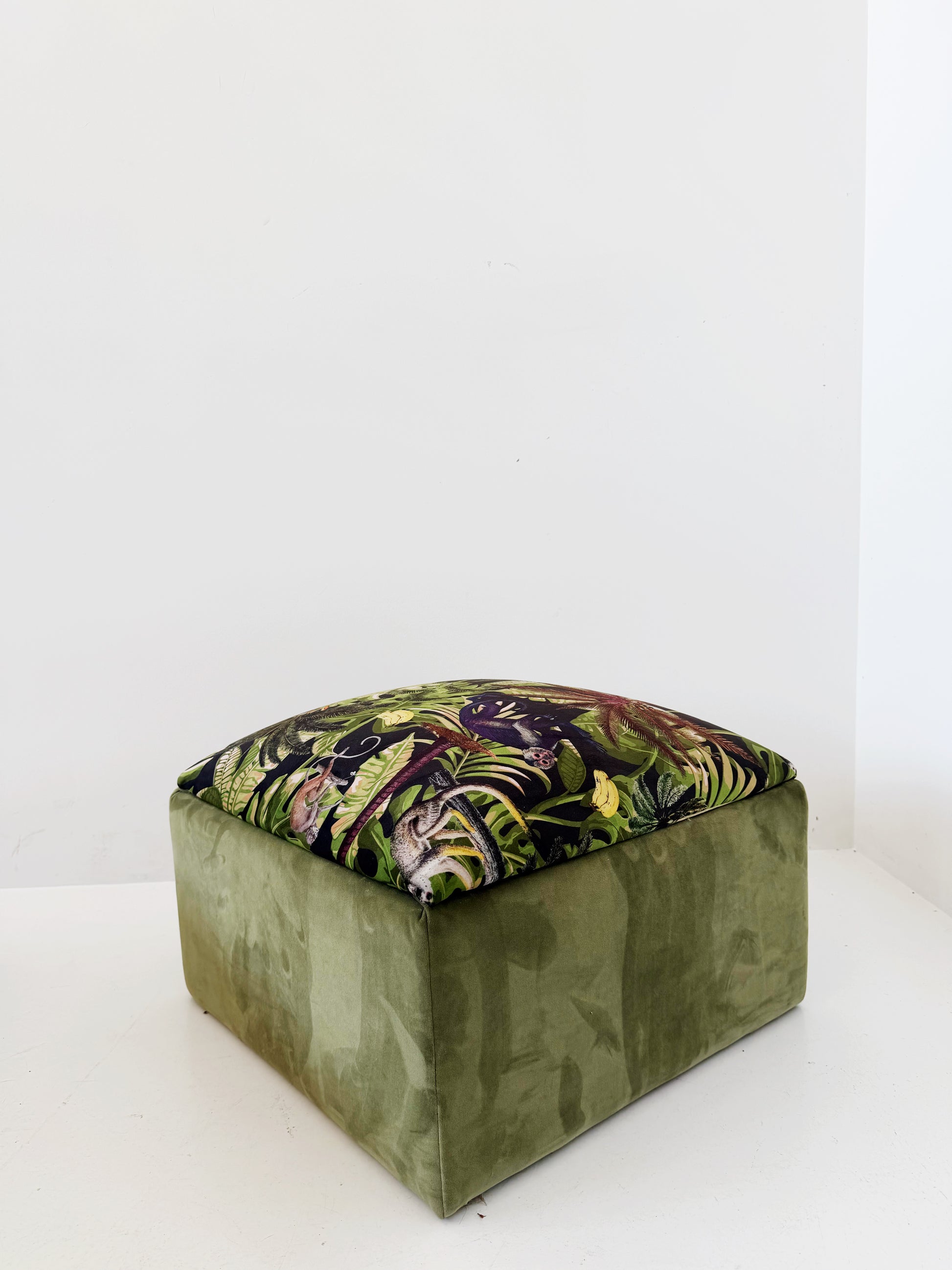 Green pouf with a jungle pattern