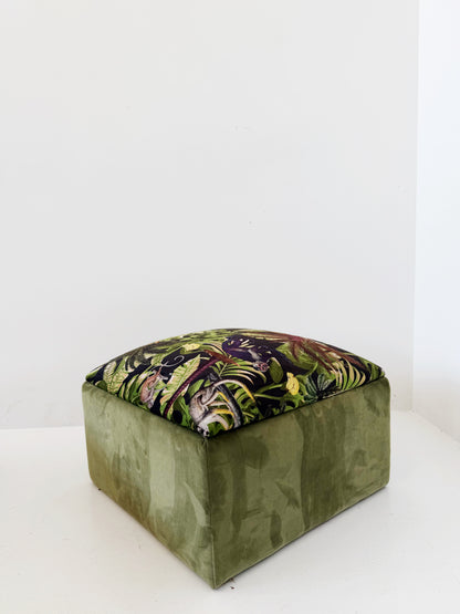 Green pouf with a jungle pattern