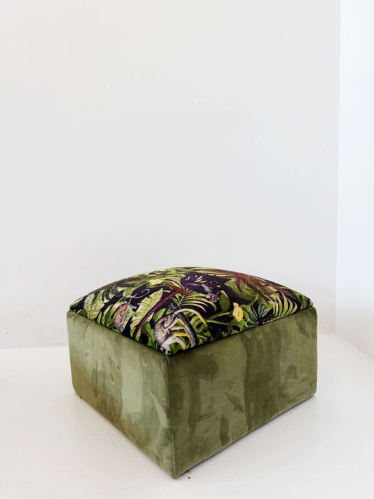Green pouf with a jungle pattern