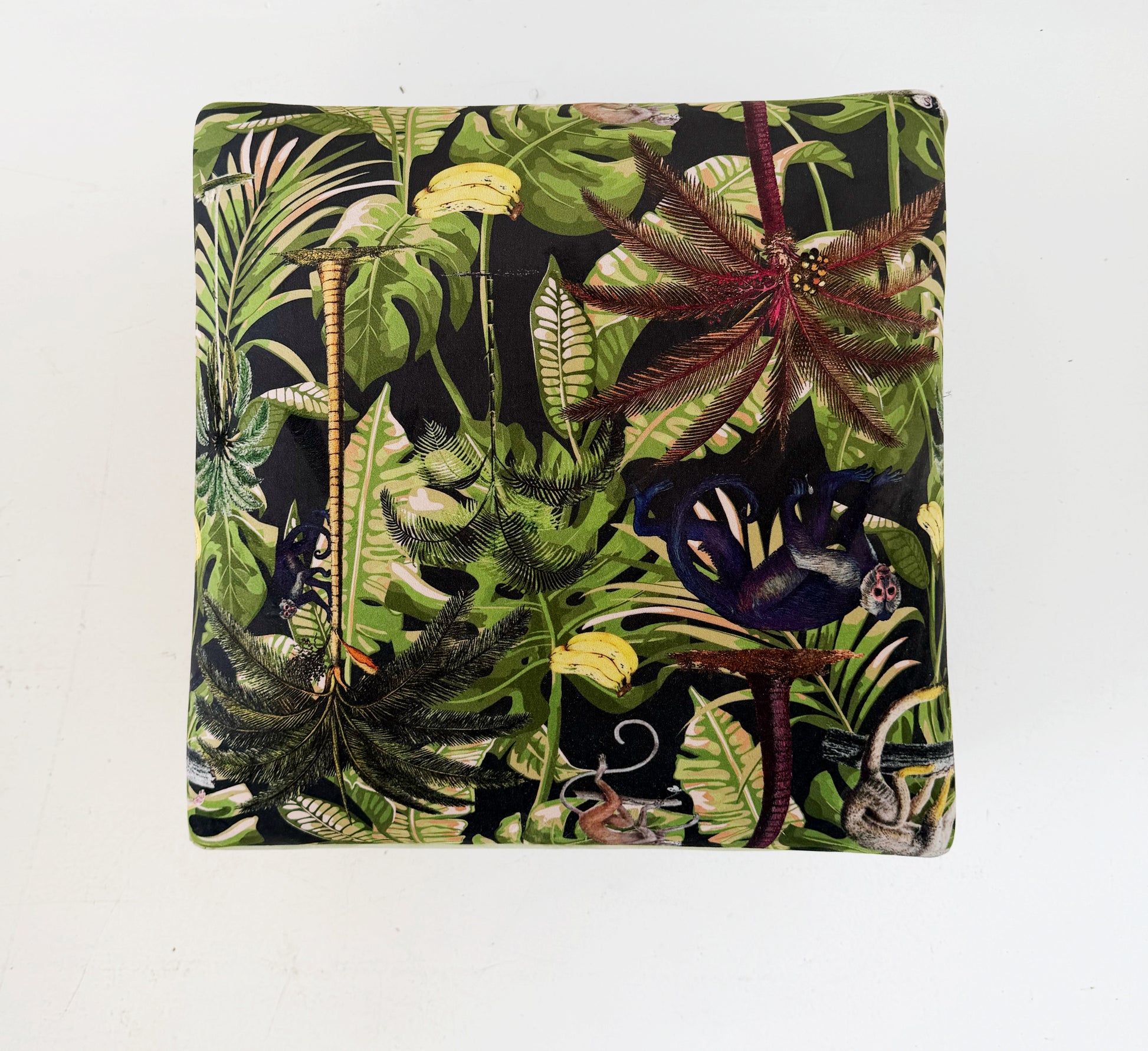 Green pouf with a jungle pattern