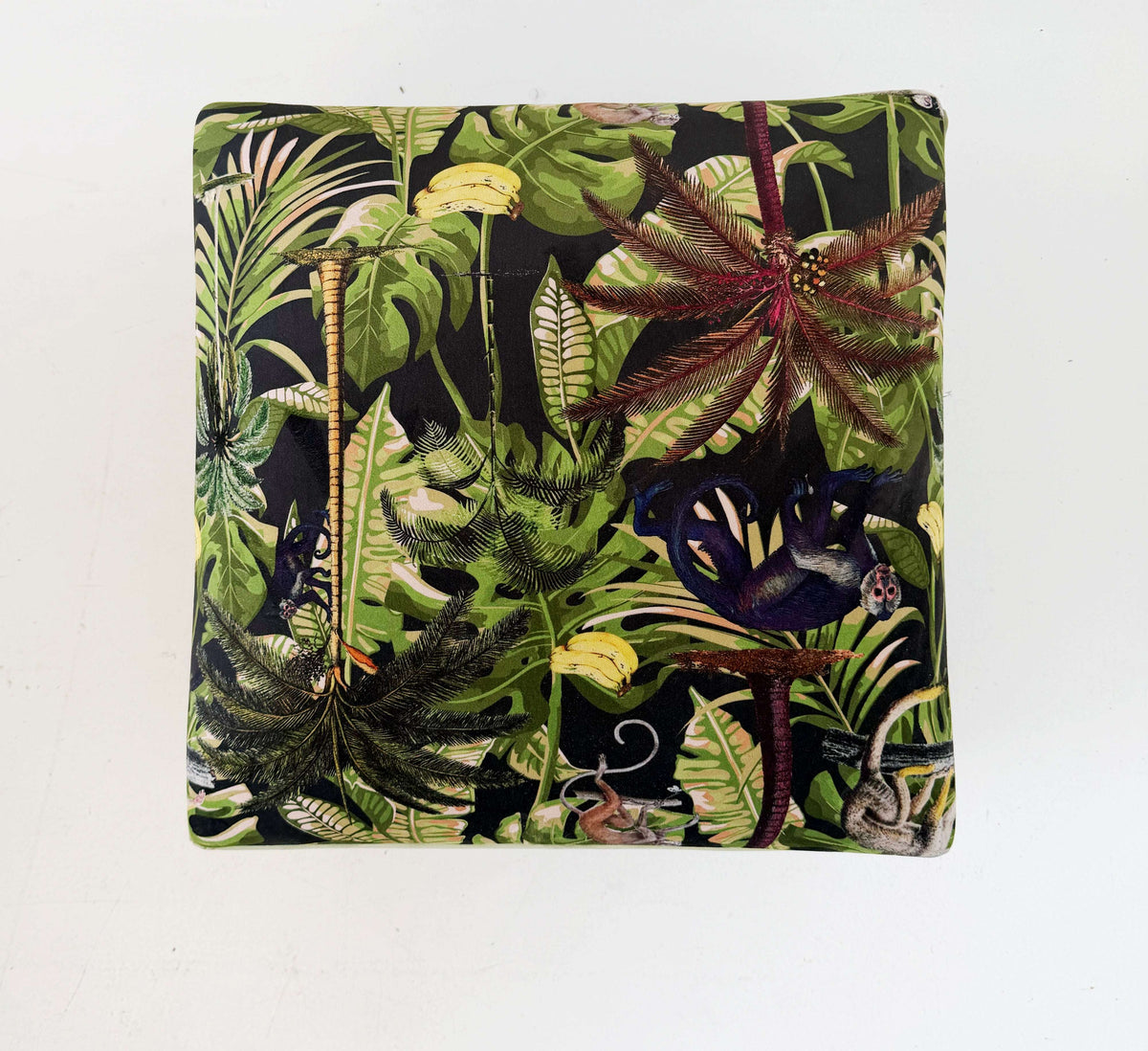 Green pouf with a jungle pattern