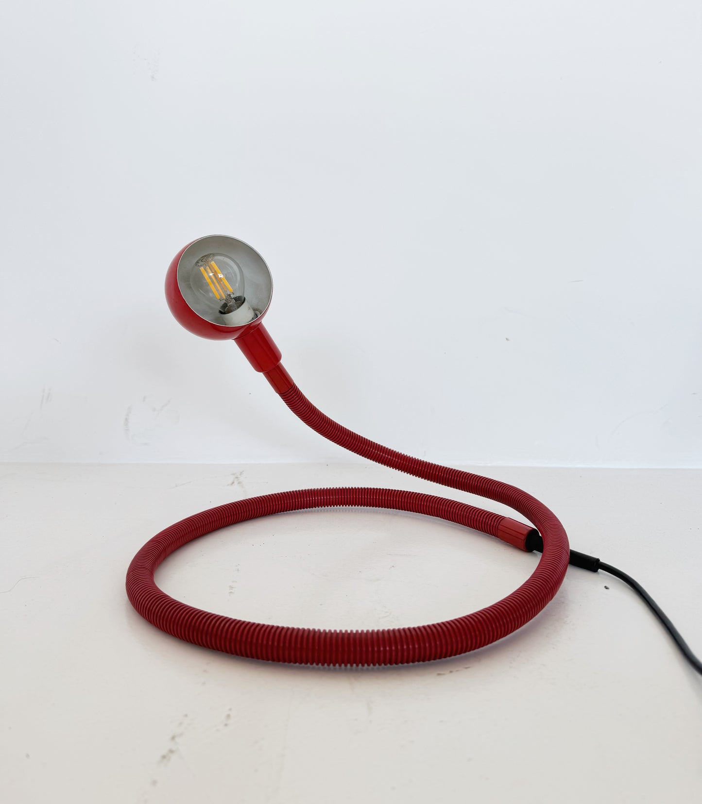Lampada da tavolo rossa regolabile