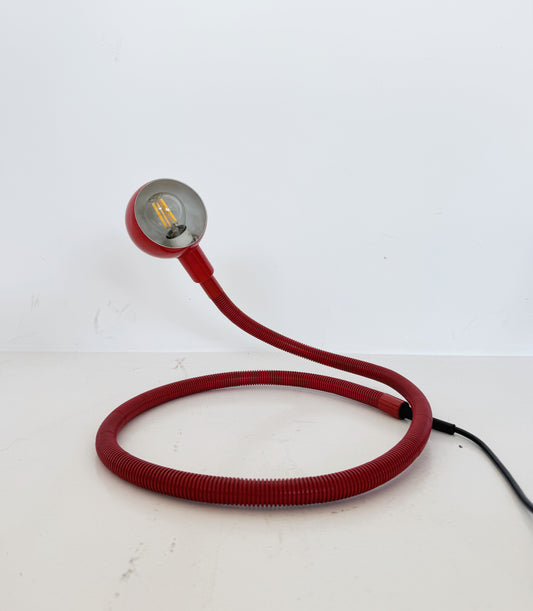 Lampada da tavolo rossa regolabile