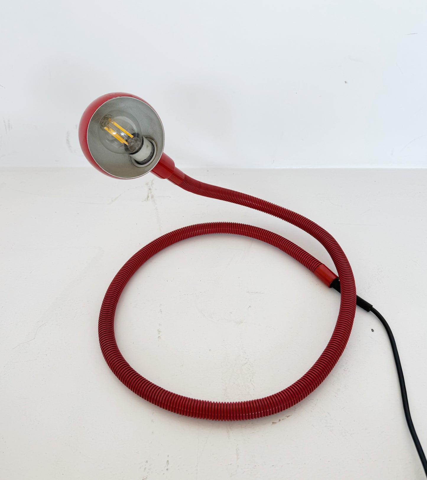 Lampada da tavolo rossa regolabile