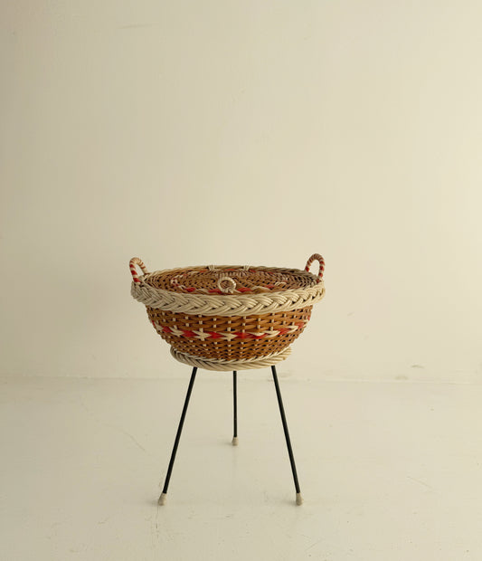 Portacucito vintage in plastica cordonata con struttura in metallo
