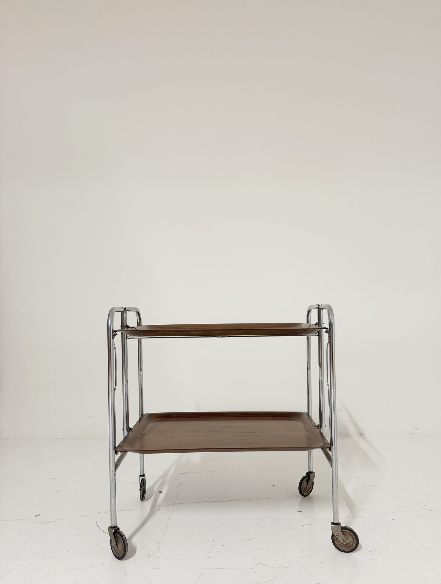 Carrello vintage pieghevole con struttura cromata