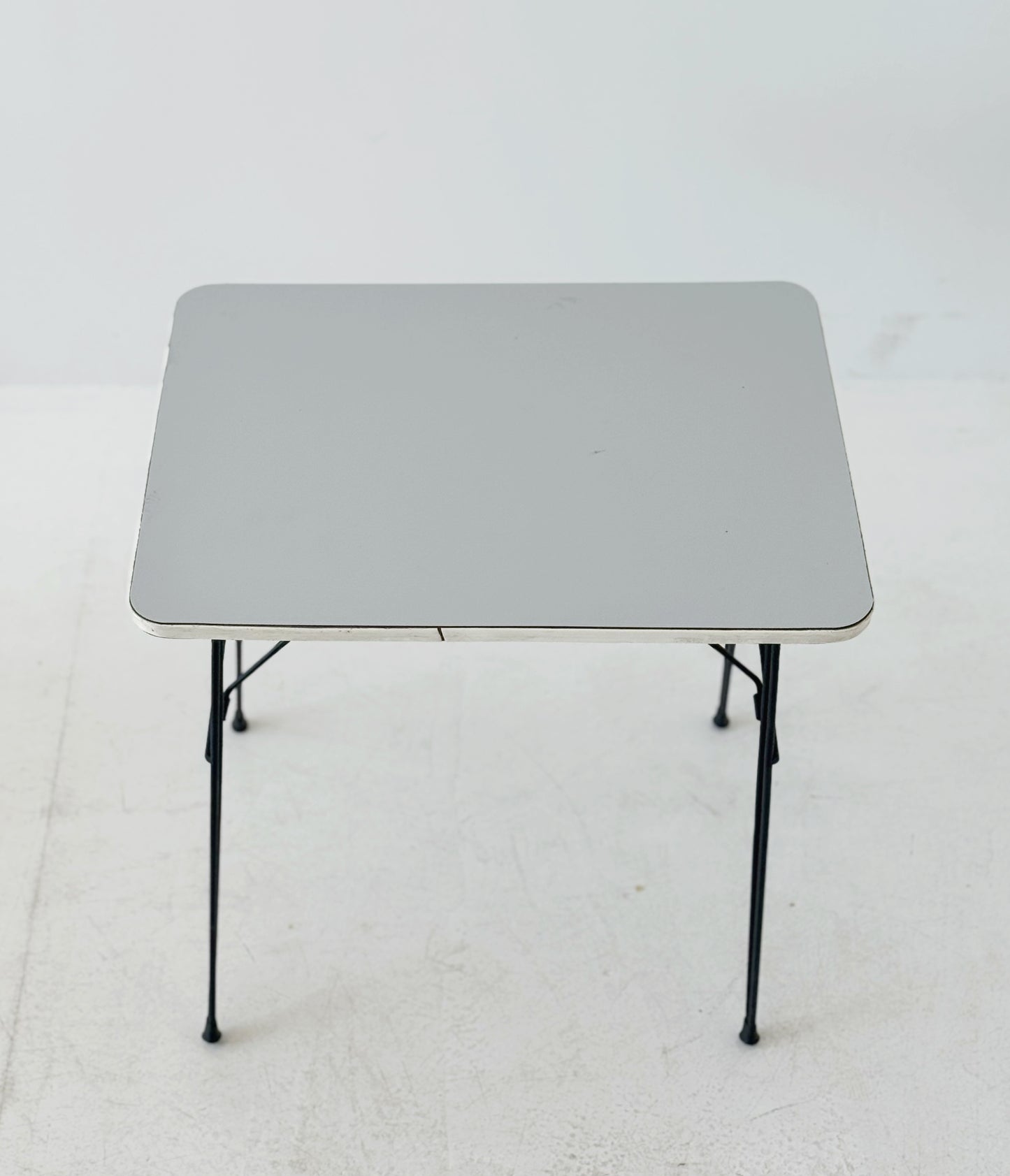 Folding coffee table