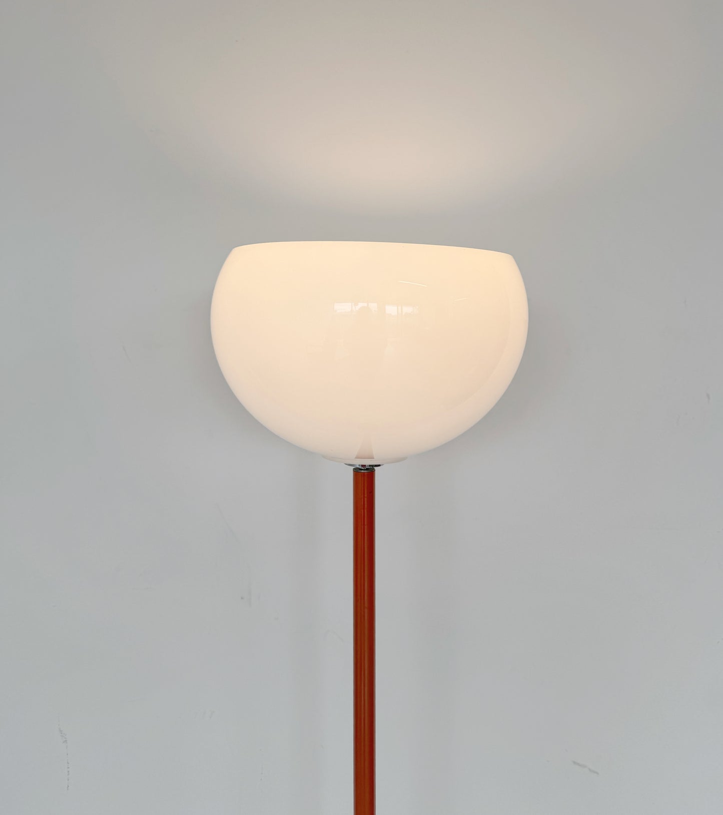 Lampada da terra anni '70 con diffusore sferico in plastica opalina