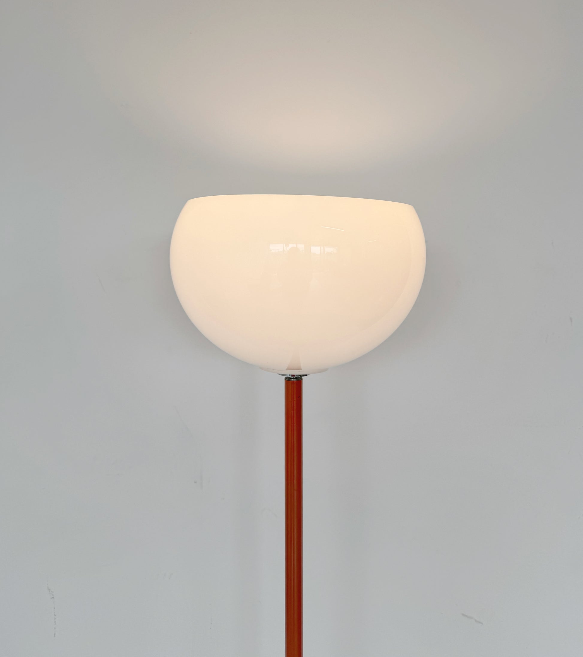 Lampada da terra anni '70 con diffusore sferico in plastica opalina
