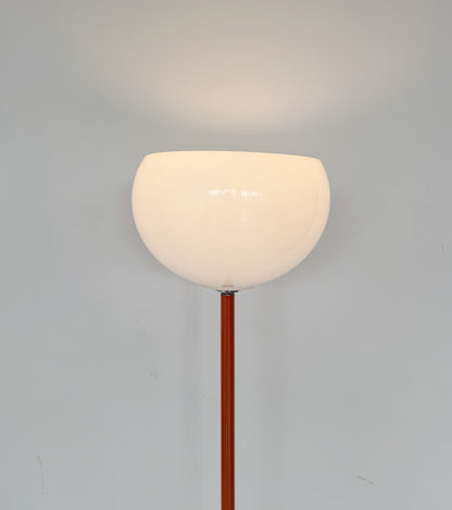 Lampada da terra anni '70 con diffusore sferico in plastica opalina