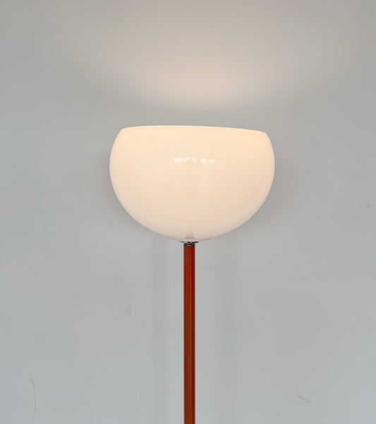 Lampada da terra anni '70 con diffusore sferico in plastica opalina