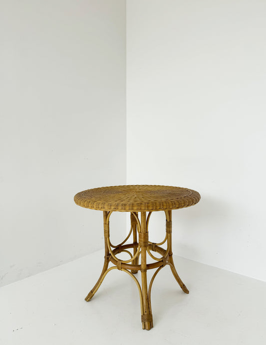 Tavolo rotondo in rattan intrecciato, 1960