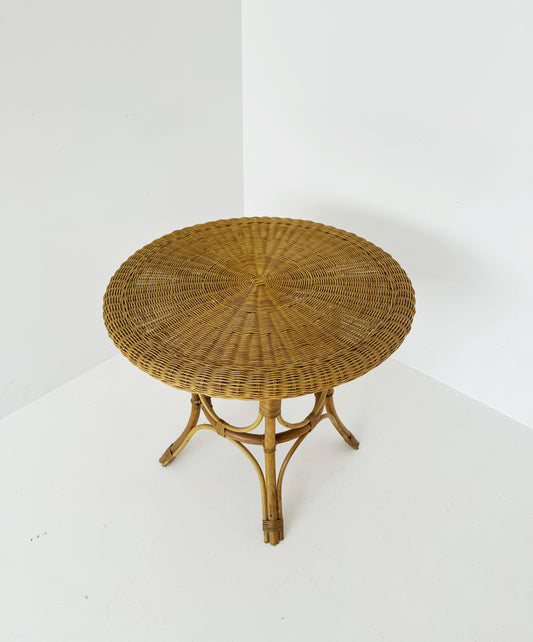 Tavolo rotondo in rattan intrecciato, 1960