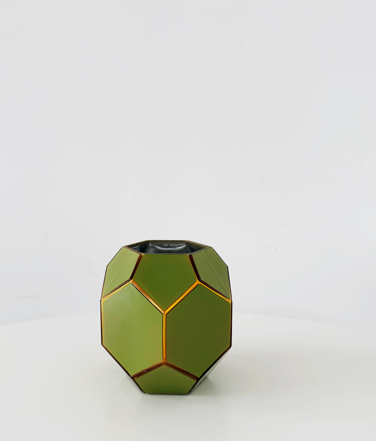 Vaso geometrico verde oliva con dettagli dorati