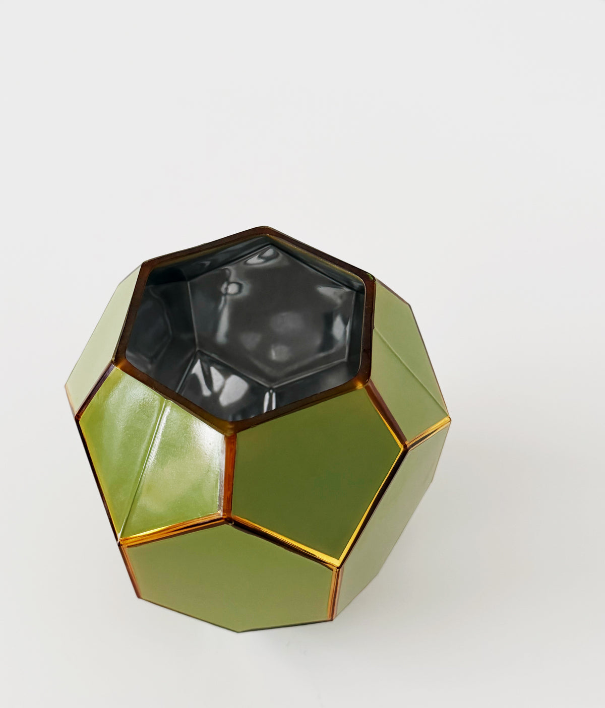 Vaso geometrico verde oliva con dettagli dorati