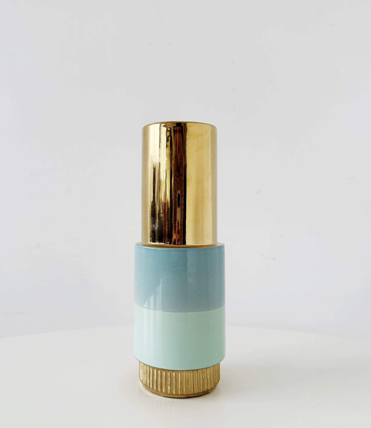 Vaso in ceramica scultorea blu con dettagli in oro