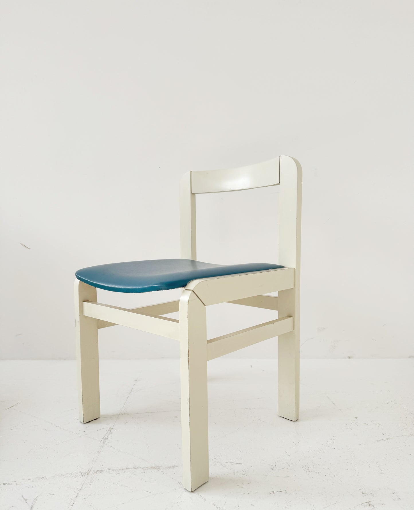 Lacquered wooden chair with padded seat – 1950s/1960s