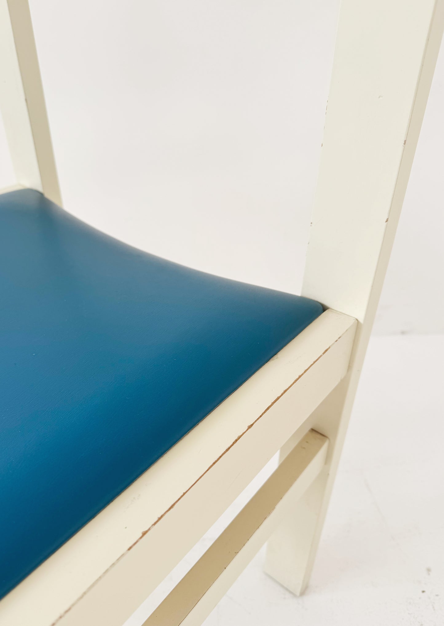 Lacquered wooden chair with padded seat – 1950s/1960s