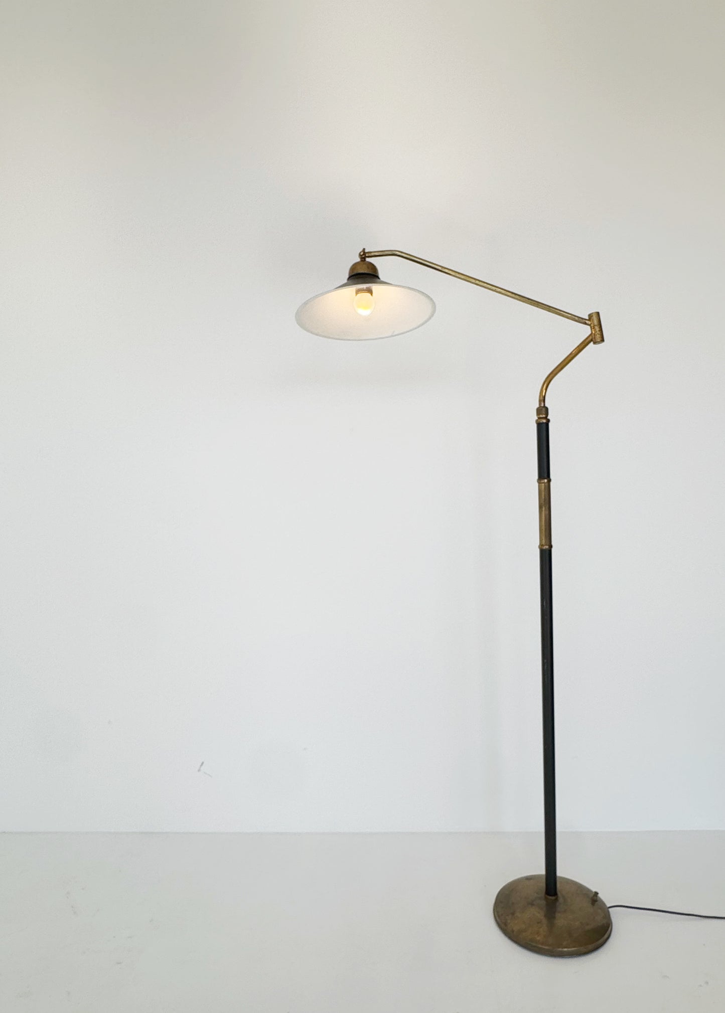 Bridge floor lamp