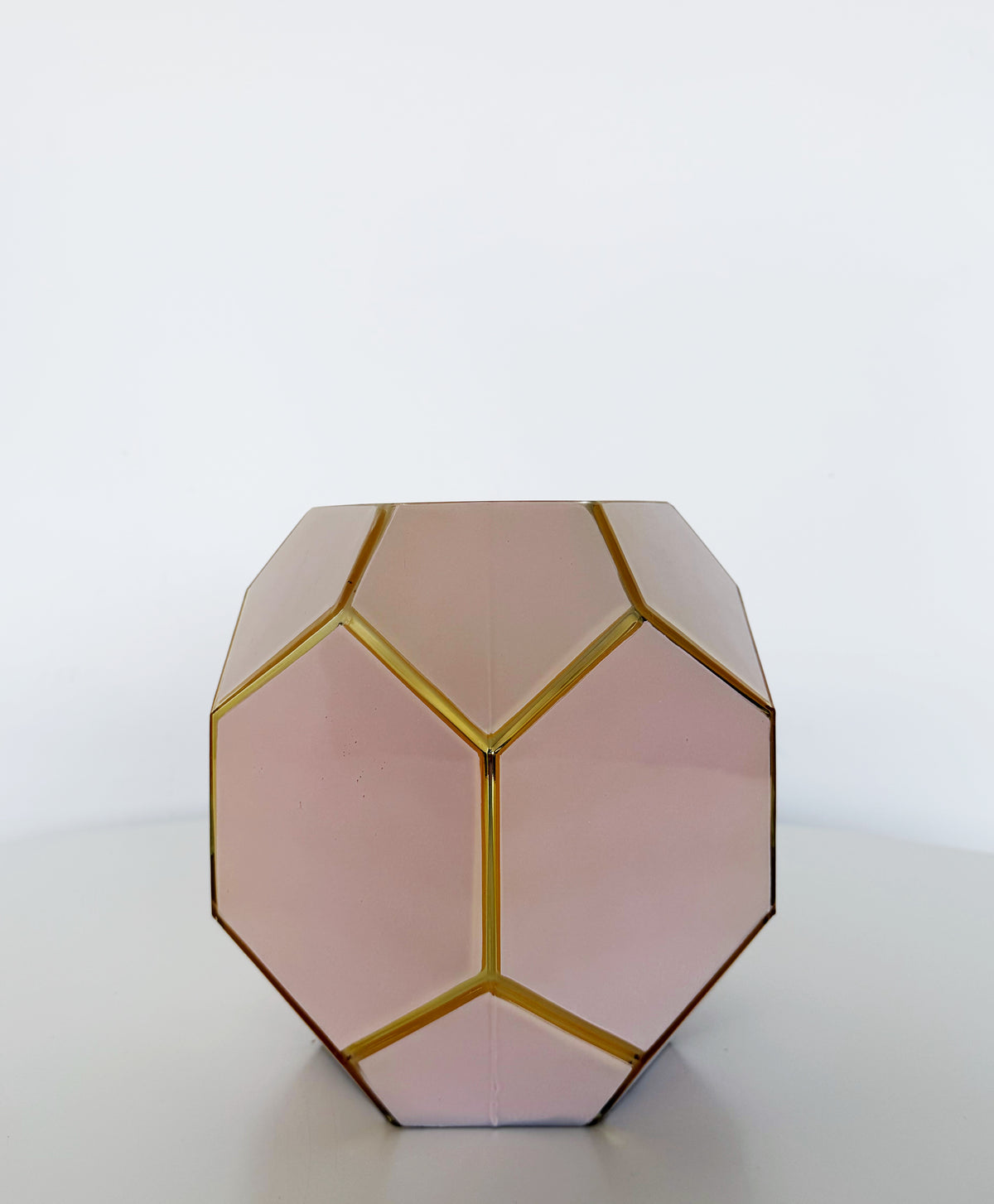 Vaso geometrico rosa con dettagli dorati