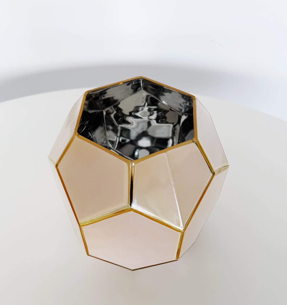Vaso geometrico rosa con dettagli dorati