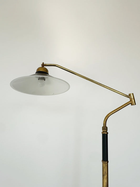 Bridge floor lamp