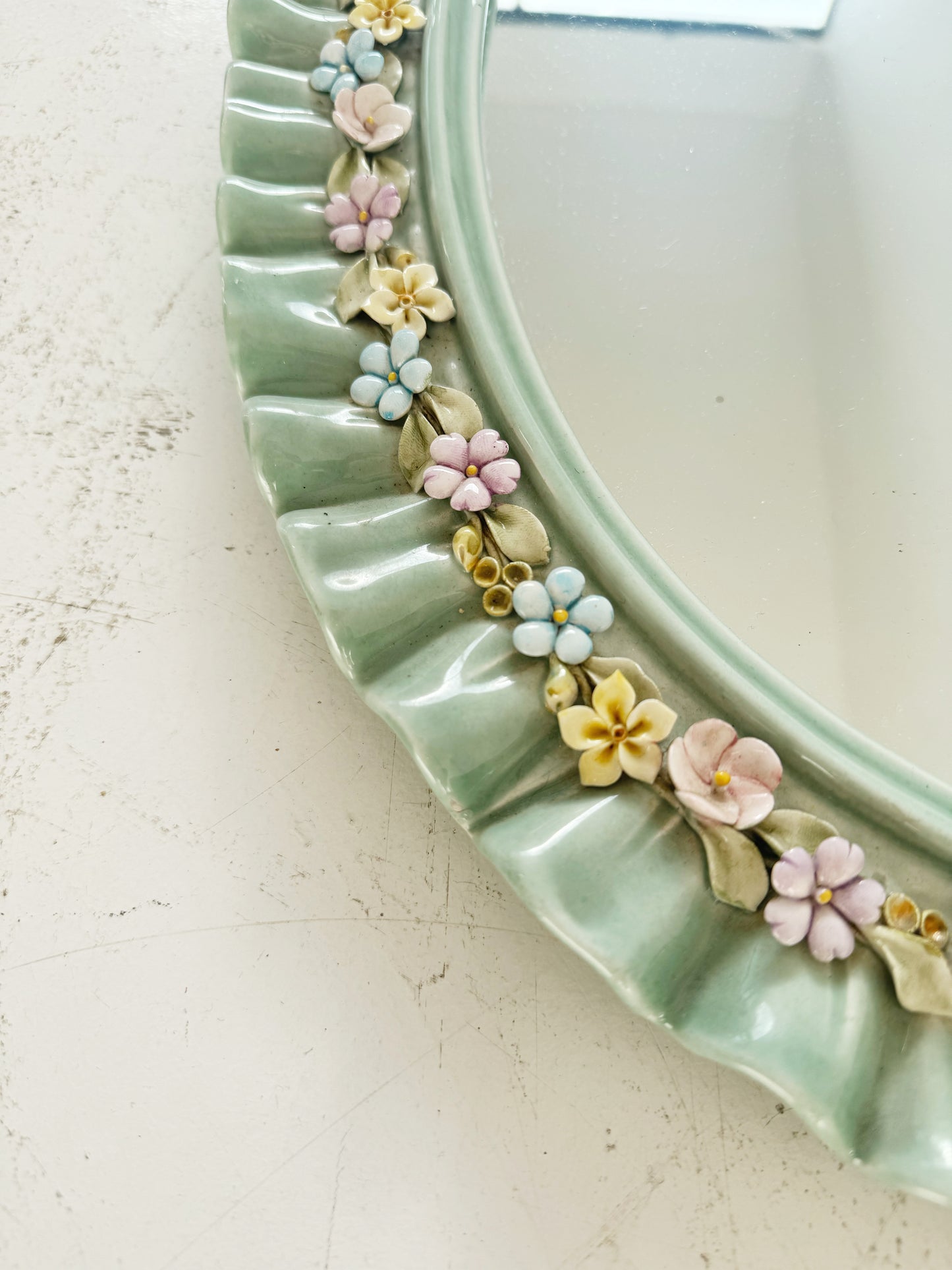 Oval ceramic mirror from Farnesiana – Floral decoration