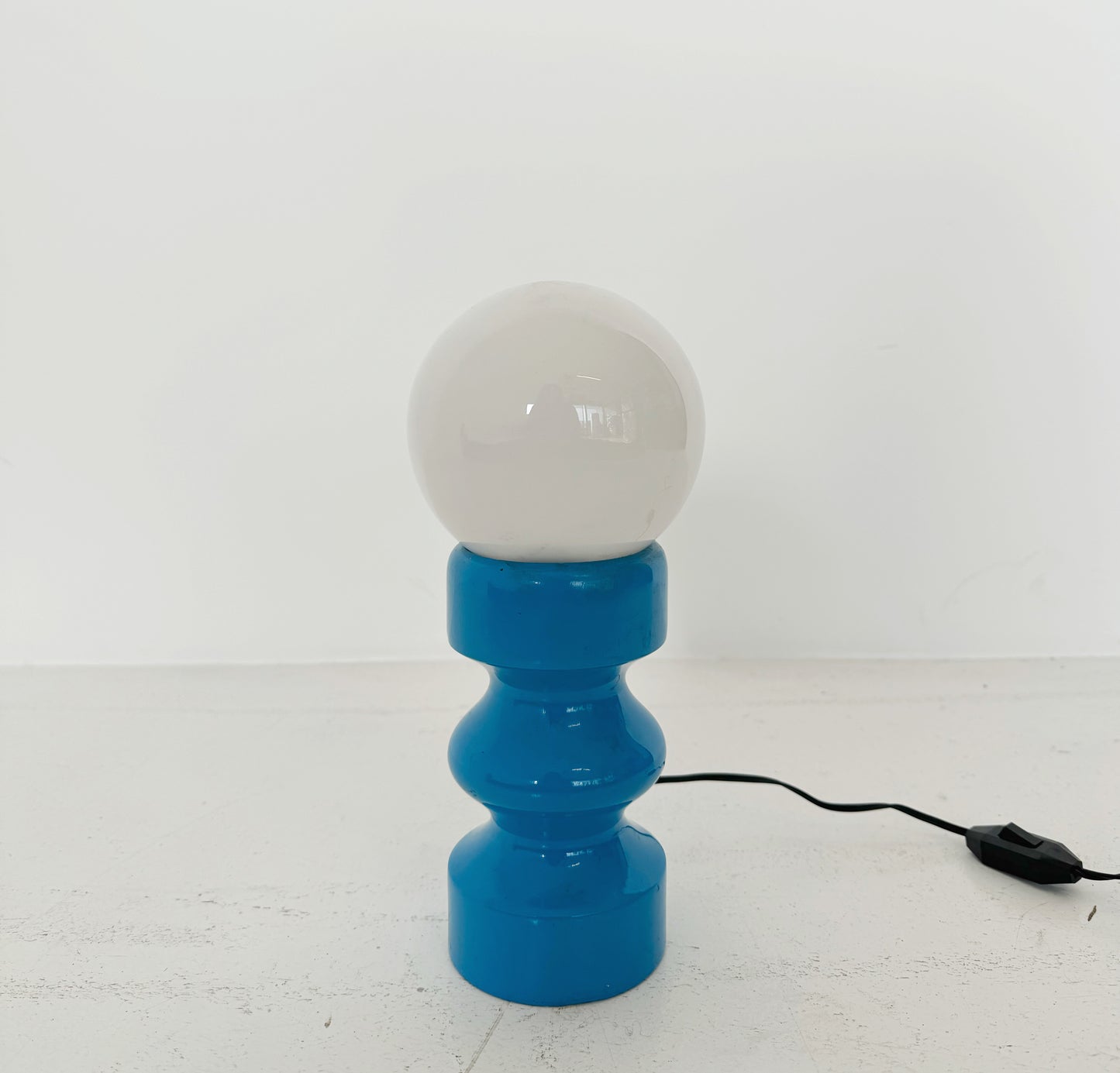 Blue lacquered wooden table lamp with spherical diffuser