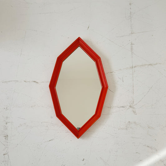 Specchio vintage con cornice geometrica laccata arancione

