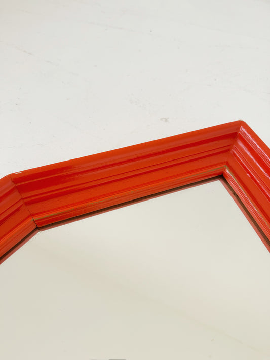 Specchio vintage con cornice geometrica laccata arancione

