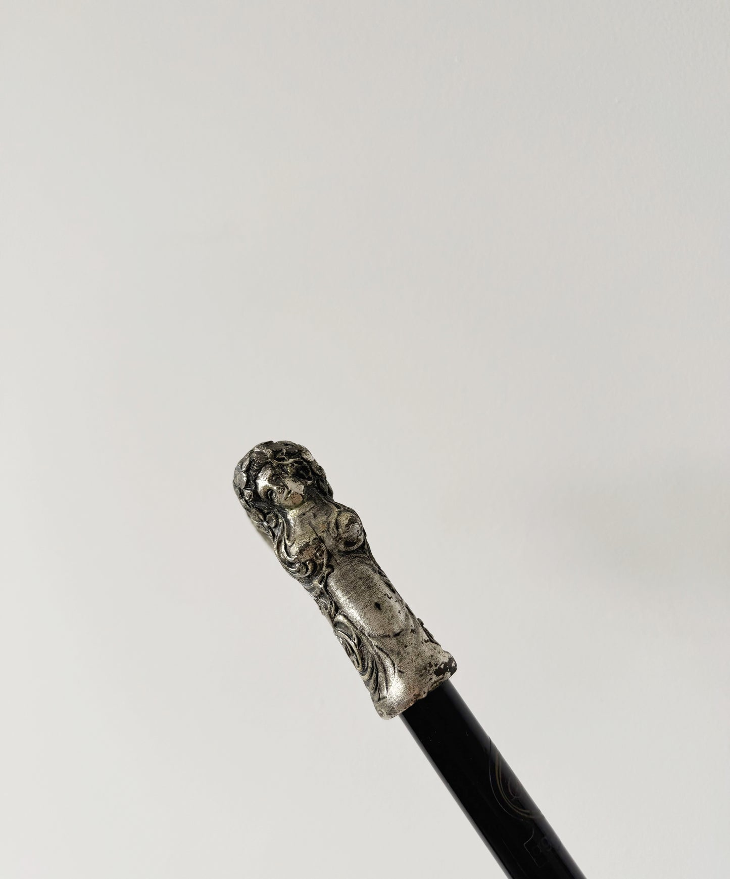 Bastone da passeggio con impugnatura in metallo decorato