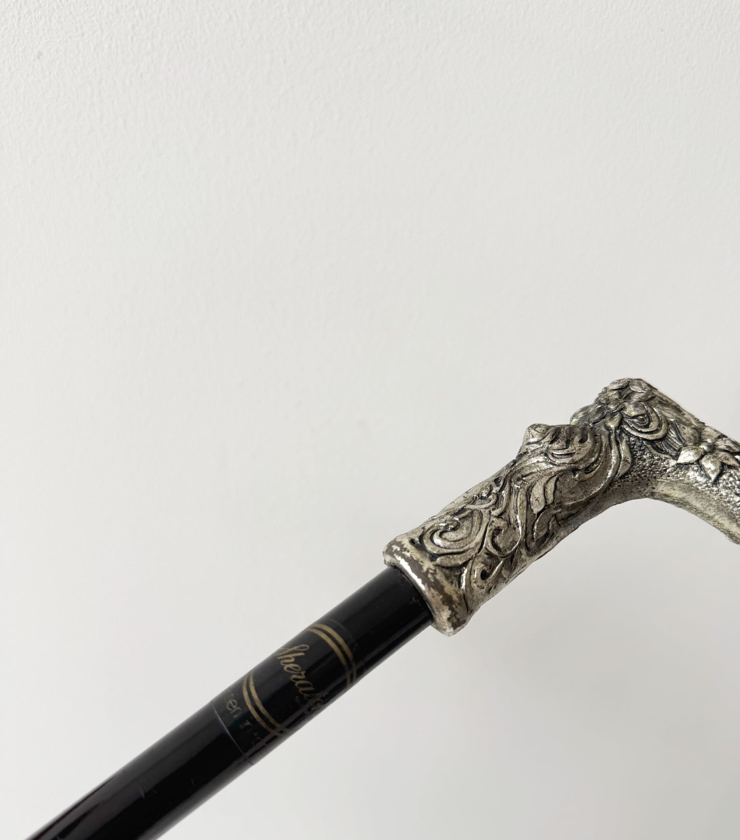 Bastone da passeggio con impugnatura in metallo decorato