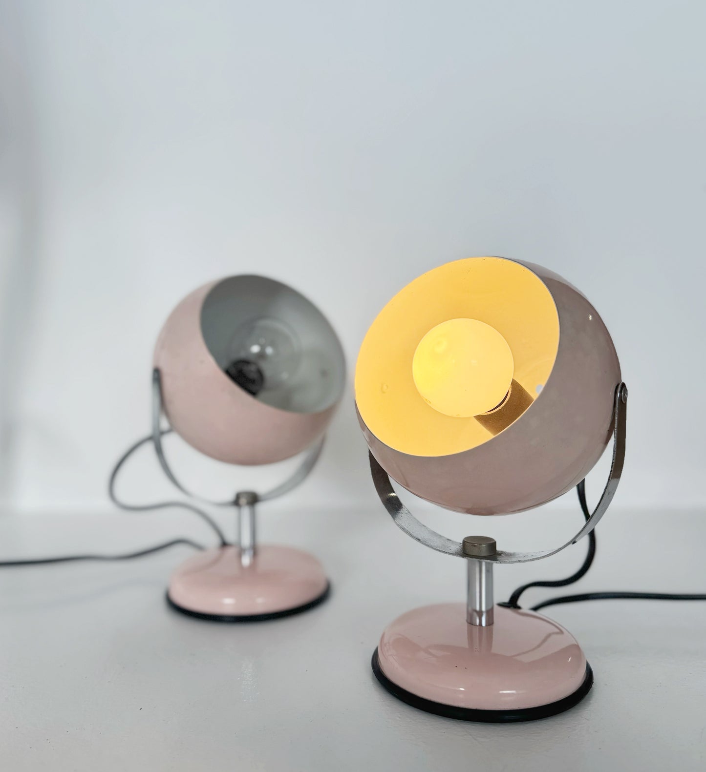Pair of eyes table lamp