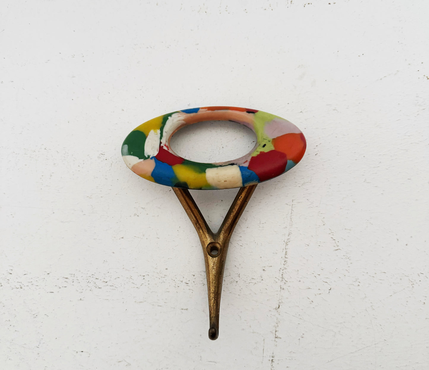 Wall hanger with multicolored ceramic knob