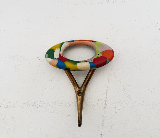 Wall hanger with multicolored ceramic knob