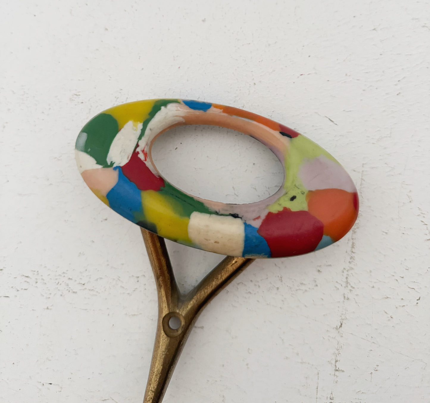 Wall hanger with multicolored ceramic knob