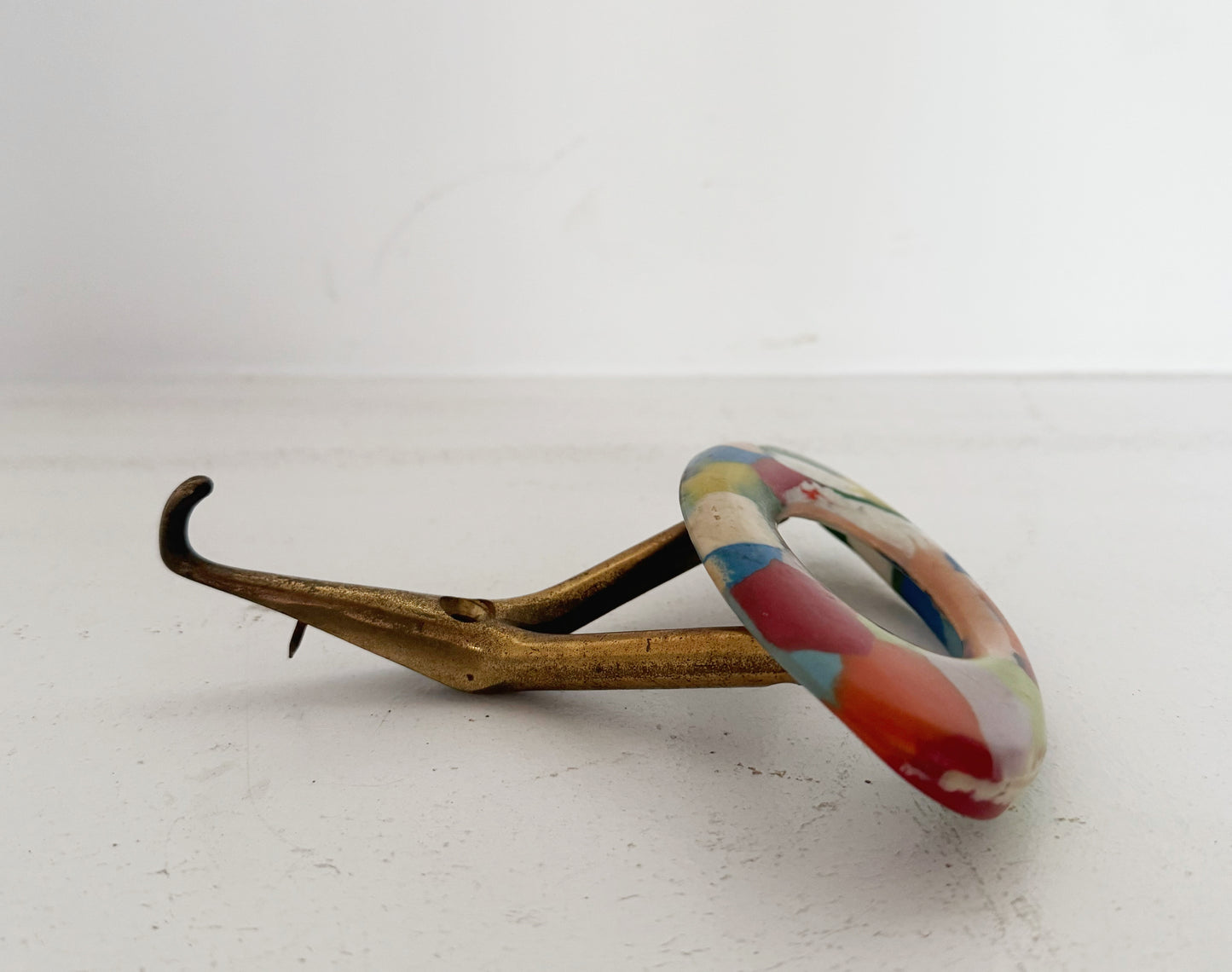 Wall hanger with multicolored ceramic knob