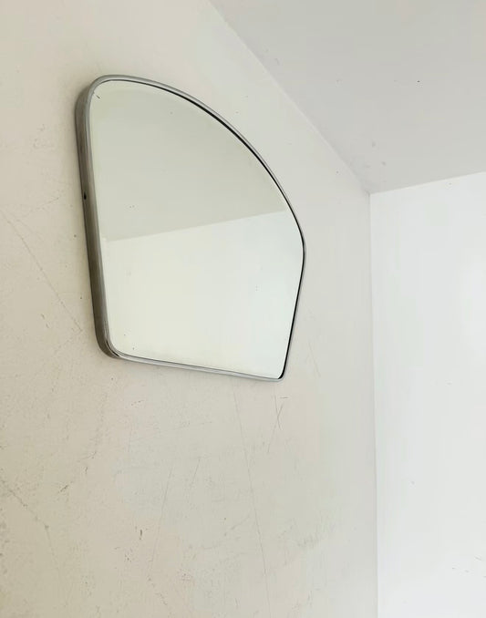 Specchio vintage asimmetrico con cornice cromata – Design Mid-Century