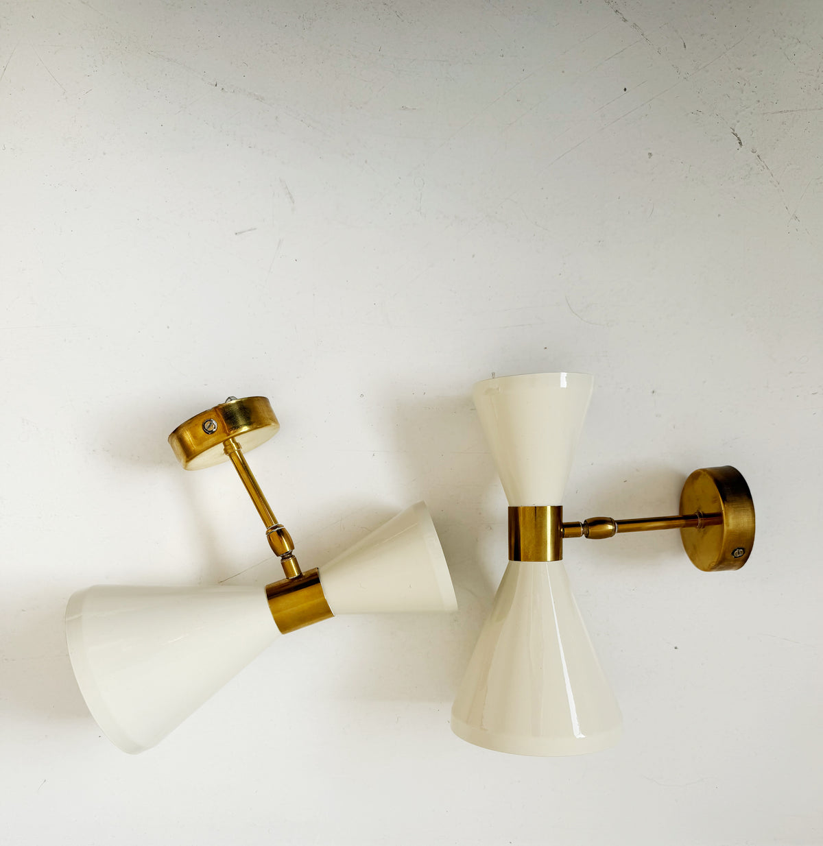 Coppia di applique a doppio cono in alluminio bianco e ottone – Design Mid-Century